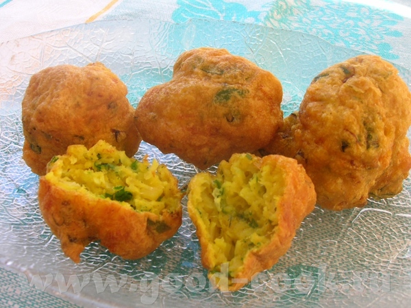 BUСUELOS DE BACALAO - Пончики из трески Нам понадобится: 200 гр трески 250 гр муки 2 яйца 2 зубчика...