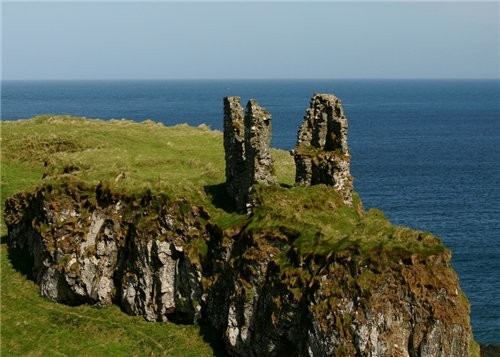 Побережье недалеко от Giant&#39;s Causeway Ballintoy Harbour недалеко от Giant&#39;s Causeway Ropeb...