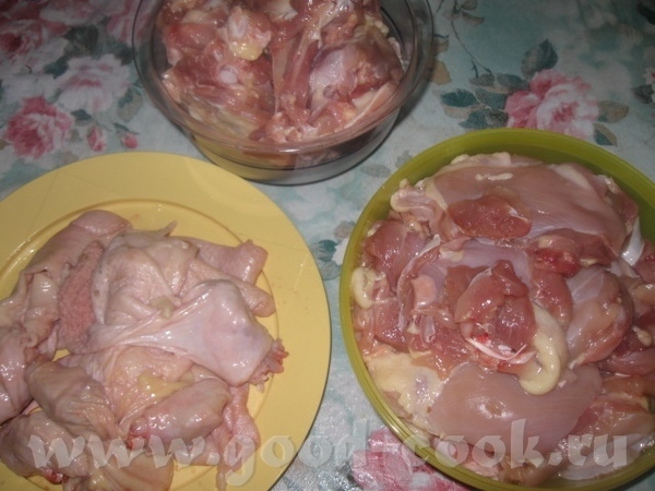 Кожицу откладываем в сторонку и отделяем мясо от костей