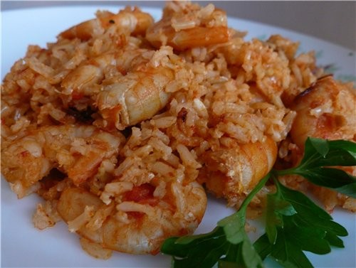 Коричневый рис с креветками в томатном соусе