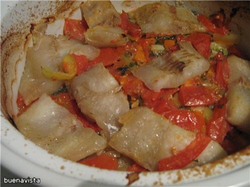 Филе морской рыбы, запечённое с овощами в горшочке 200 г филе морской рыбы 1 средняя луковица 1 мор...