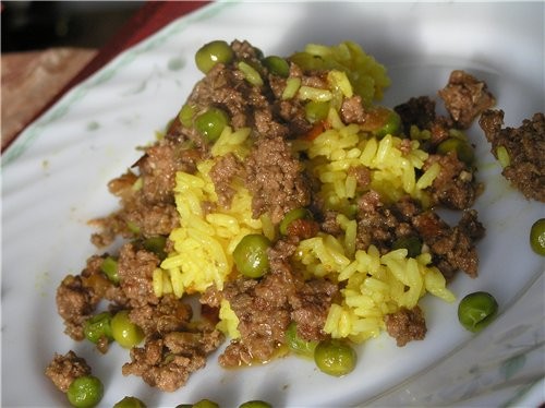 Рубленая баранина с зеленым горошком и рисом 500 г бараньего фарша, 2 луковицы, 2 зубчика чеснока,...
