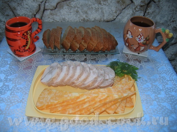 быстрый завтрак с кофе, готовым куриным рулетом и сыром