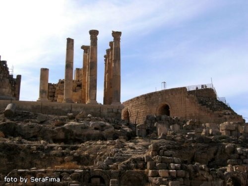 Джераш (Jerash), в древности Гераса (Gerasa) находится на север от Аммана