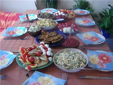 девочки отчет с дня рождения сына общий вид стола с салатами и закусками подробнее: салат "Министер...