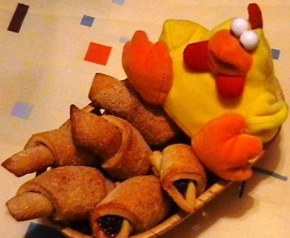 Вчера пекла рогалики, надо сказать в первый раз, но как же вкусно получилось:-))) Даю рецепт, вроде...