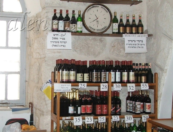 При монастыре есть небольшой магазинчик, где можно попробовать и приобрести вина, бренди и оливково...