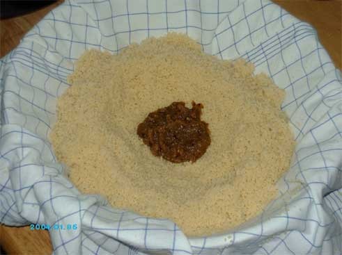 Теперь миску с дырочками застилаю куском ткани из 100% хлопка (марлeи), высыпаю кускус, закрываю ег... - 3