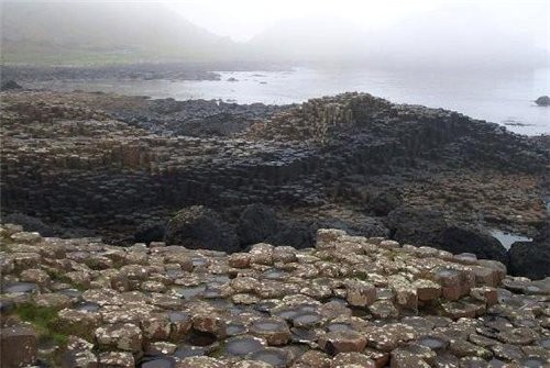 Giant&#39;s Causeway- доро&#769;га гига&#769;нтов — местность, где находятся около 40 000 соединенн... - 7