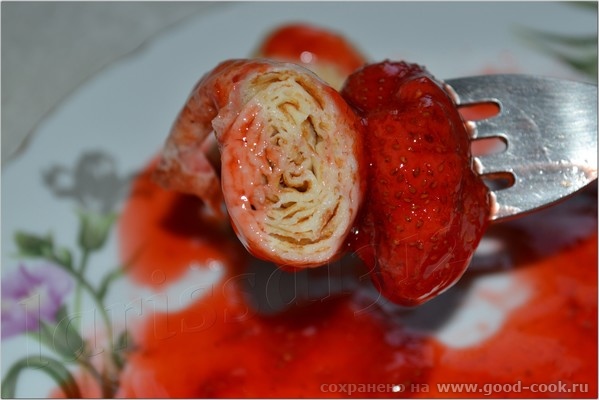 ТОНКИЕ БЛИНЫ С КЛУБНИЧНЫМ СОУСОМ