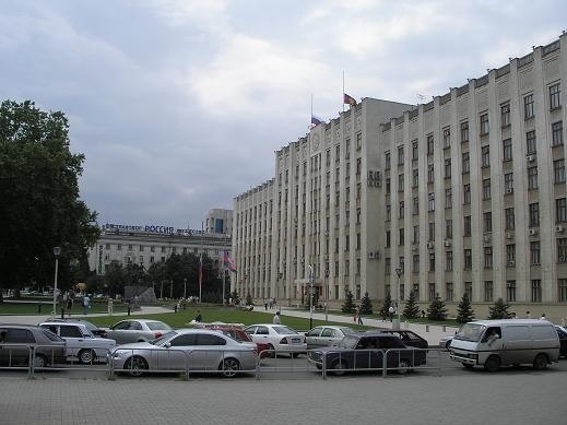 Здание администрации Краснодарского края Памятник казакам перед зданием администрации - 2
