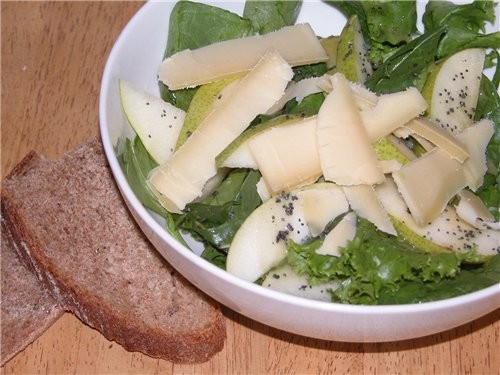 САЛАТ С ГРУШАМИ И МАКОМ 4 спелые, но всё ещё крепкие груши 2 унции сыра Пармезан (у меня Груйер) шп...