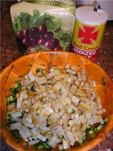 2. Картофель чистим, моем, нарезаем тоненькой короткой соломкой и обжариваем в тефлоновой сковороде...