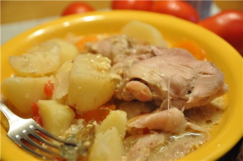 КУРОЧКА С КАРТОШКОЙ В ГОРШКЕ Нужно: Горшок Курица 10 картофелин 1 крупная морковь 2 мясистых помидо...