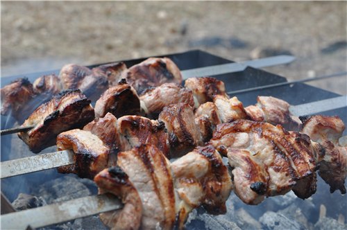 Шашлыки Нужно: мясо свинины - парное лук соль минеральная сильно газированная вода специи(я покупаю...