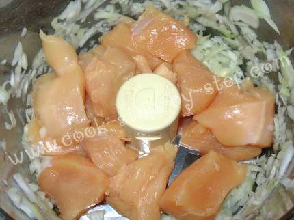 1/3 чашки молока 1 яйцо 1 луковица 500 гр куриной грудинки (мясо только - 3