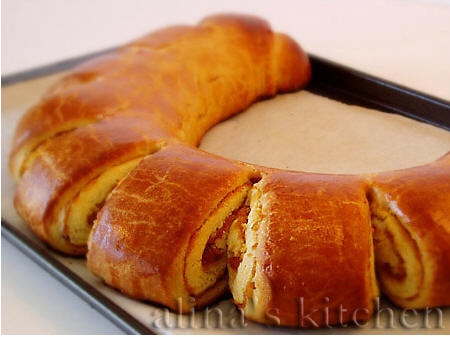 Защипнуть длинный край (короткие срезы не защипывать) и перенести рулет на противень, выстеленный п... - 3