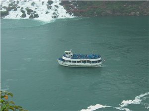 А это фото сомого водопада с канадской стороны: Вода падает с такой силой, что мелкая водяная пыль... - 4