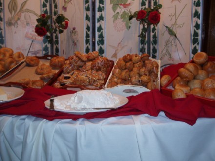 Булочки,круасаны,мафинсы,бэйглы и теде,там же крем сыр,масло,джемы Мексиканская кухня(энчладас,торт...