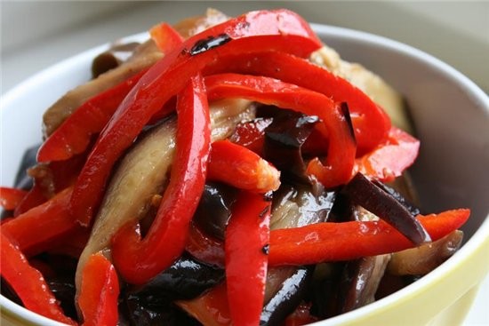 Салат из маринованных баклажанов и сладкого перца