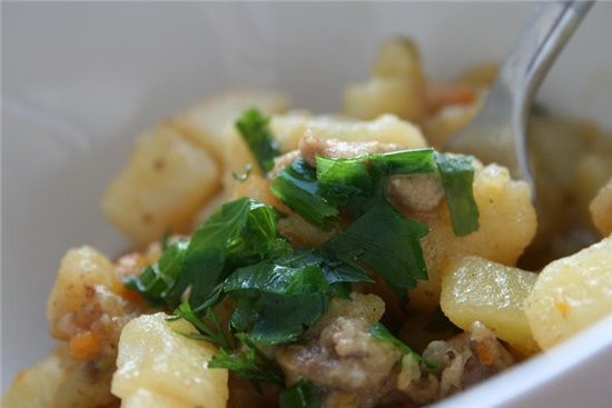 тушила картошку с мясом Салат из огурцов с чесноком