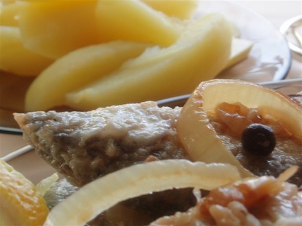 Кстати о Рыбках в пруду, оказывается очень вкусно делать слой из мелко натертой морковки Из холодны... - 2