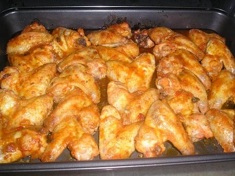 Ещё были: салат оливье, жаренная печенка, мясо с картошкой, запеченое в соусе из сливок и луковогом...