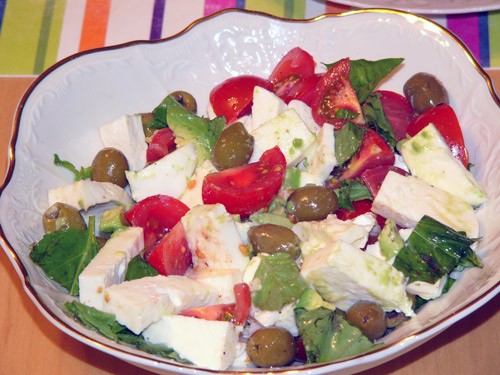 Если есть свежая моцарелла (или боккончини), то можно сделать такой же салат с этими сырами