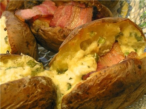 Запеченная картошка, фаршированная сыром 8 средних картофелин, 1 зубчик чеснока, пучок зеленого лук...