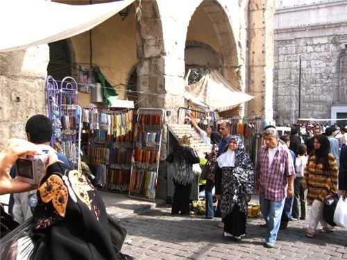 Пройдя рынок попадаем на площадь около мечети Омейядов Здесь множество лавочек торгующих всем чем м...