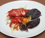 ЗАКУСКА "БЫЧЬЯ РАДОСТЬ" (К КРАСНОМУ ВИНУ) ОТСЮДА На 2 порции Ингредиенты: Вяленая свинина 200 г Кап...