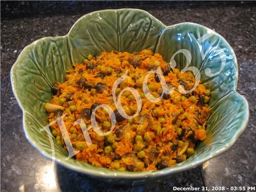Грибной салат с зелёным горошком и морковью