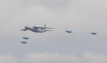 Вот уже несколько лет перед парадом победы и во время него из своего окна я вижу примерно такое: Ре... - 2