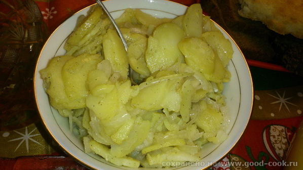 гарнирный салат из картофеля со специями, маринованным луком и маслом