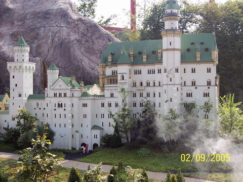 Вот такой домик в горе Оболденый замок, как настоящий Неуйшванштаин Neuschwanstein вот он ещё с дру... - 3