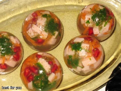 ЯЙЦА "ФАБЕРЖЕ" бульон куринный (или мясной) колбаса или ветчина гранатовые зерна (а можно морковь и...