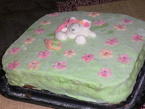 Вдруг откуда то из кухни кривоногий и хромой, выползает кулинарец, криворуких командир