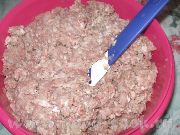 Мясо и лук нарезаем кусочками и пропускаем через мою новую мясорубку))) Фарш пока поместим в холоди... - 4