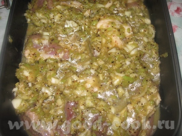 Затем выкладываем промариновавшееся мясо в форму для запекания – у меня Ультраплюс «Лазанья» на 3,5... - 2