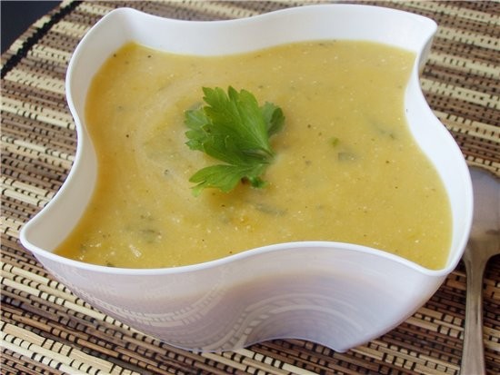 Суп-пюре из кабачков, тыквы и бататы со сметаной На 4 порции: 1 небольшая луковица 1 небольшая бата...