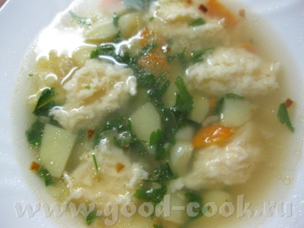 Суп с сырными клецками Ингредиенты: 1,5 л воды (лучше мясного бульона), 1 луковица, 1 морковь, 3 ка...
