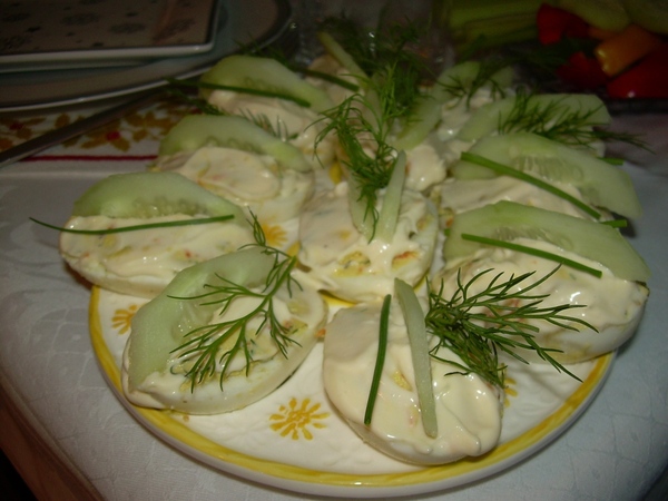 ФАРШИРОВАННЫЕ ЯИЧКИ фарш--куриная печень,лук,морковь,зелень