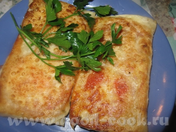 ГОРЯЧАЯ ЗАКУСКА ИЗ ПОМИДОРОВ, СЫРА И ЧЕСНОКА, ОБЖАРЕННЫХ В ЛАВАШЕ Вкусная закуска на «скорую руку»...