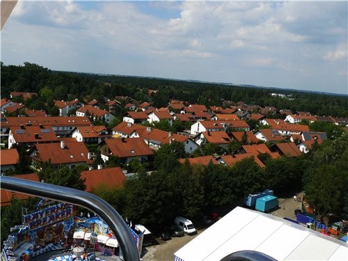 У нас Volksfest, переводить на русский не буду, просто назовём "ярмарка", становится понятно: карус... - 4