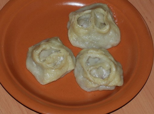 Манты : 1,5 стакана муки, соль по вкусу, одно яйцо, 1/4 стакана воды Пополам свинины и говядины, гд... - 2