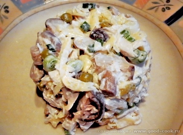 Салат из курицы, домашних маринованых грибов с сыром