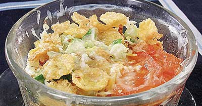 Огурцы, запеченные с кукурузными хлопьями Необходимые продукты: огурцы свежие - 250 г лук репчатый...