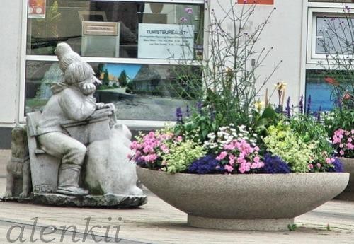 На Центрум плацен наткнулись на такие забавные памятники - толстячки, пытаются поднять большой каме... - 2