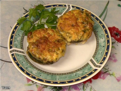 Шампиньоны,фаршированные сыром и шпинатом,запеченные У меня оставалось грамм 150 начинки от Самбуса...