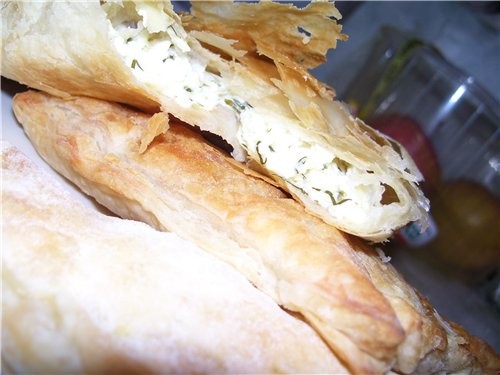 А ужинали слоёнками с сыром и творогом с зеленью - 3